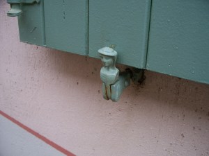 A cheerful shutter holder