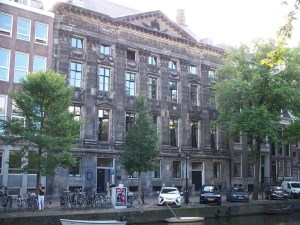 Wide, wealthy, Trip brothers' house